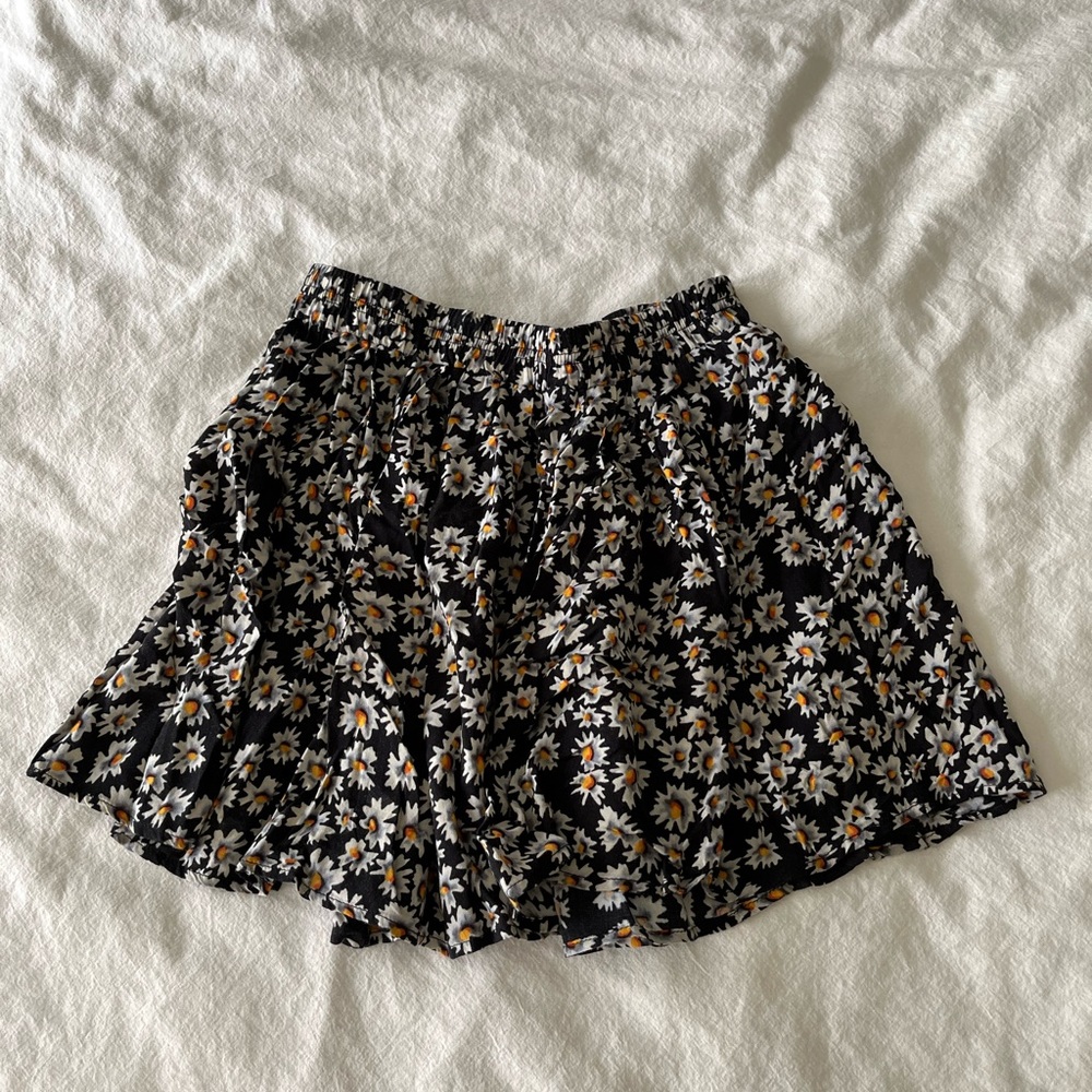 Brandy Melville daisy skirt